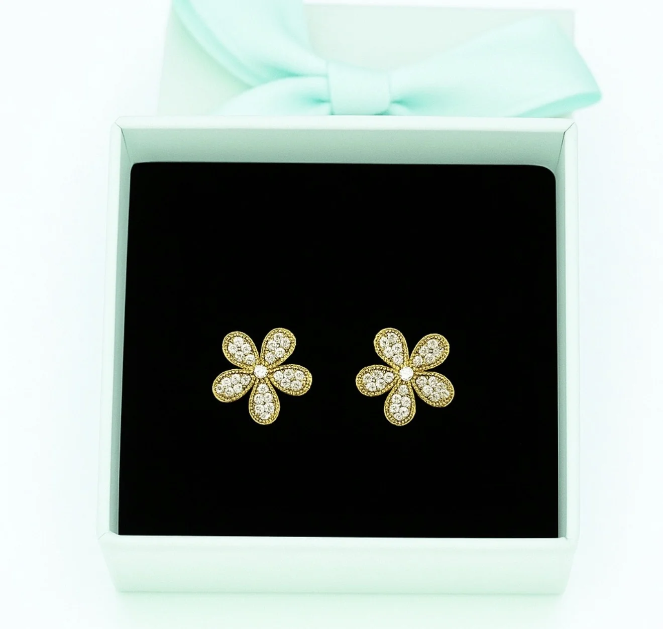 Brinco Flor Cravejada com Zircônias Delicadas